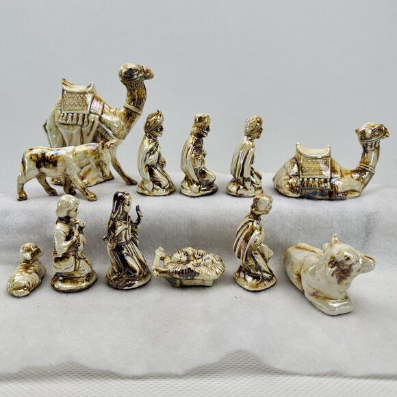 Vintage 13 pc Manger Nativity Set Gold Ceramic Figurines Wood Straw Christmas - Picture 15 of 16
